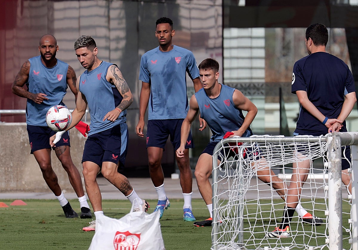 Entrenamiento del Sevilla durante la pretemporada de verano en la ciudad deportiva