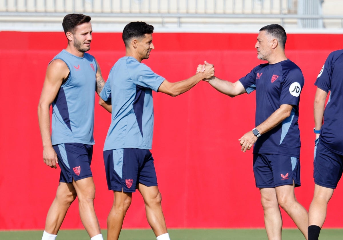 García Pimienta, saludando a Navas y Saúl en un entrenamiento de esta semana