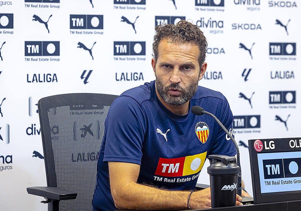 El entrenador del Valencia, Rubén Baraja, en la rueda de prensa previa al partido contra el Atlético de Madrid