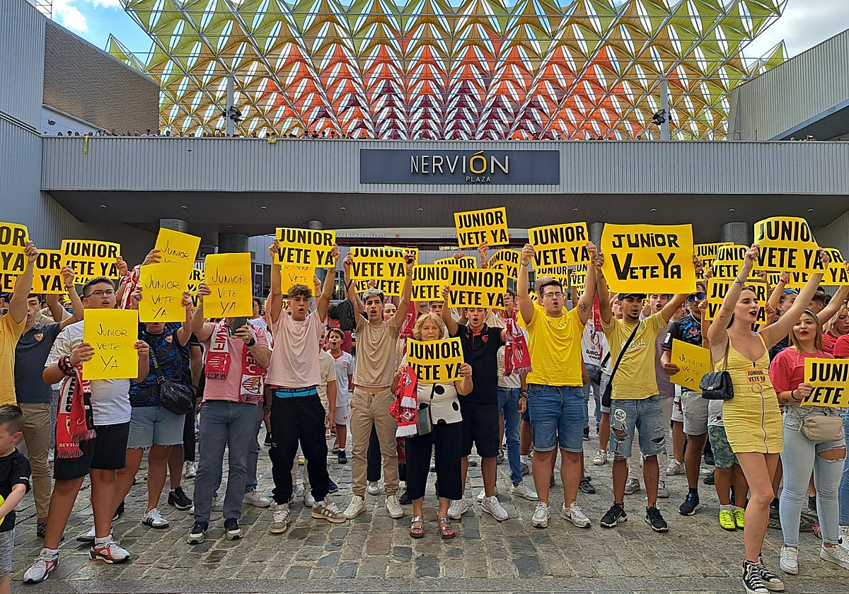 Protestas en Nervión contra la directiva del Sevilla FC