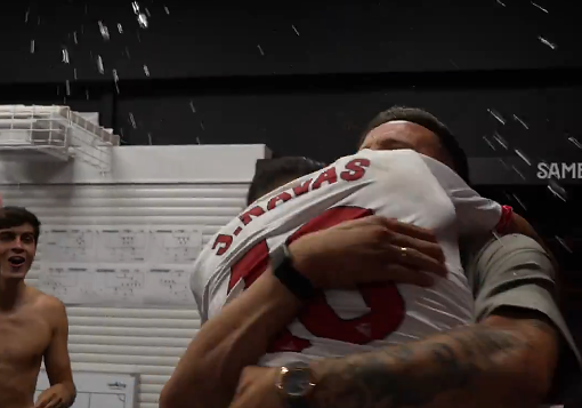 El simbólico abrazo entre Navas y Saúl, dos líderes de vestuario