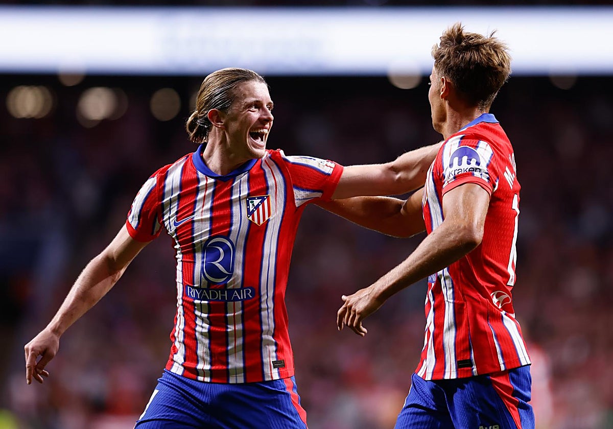 Gallagher y Llorente celebran el primer gol del Atlético, anotado por el inglés