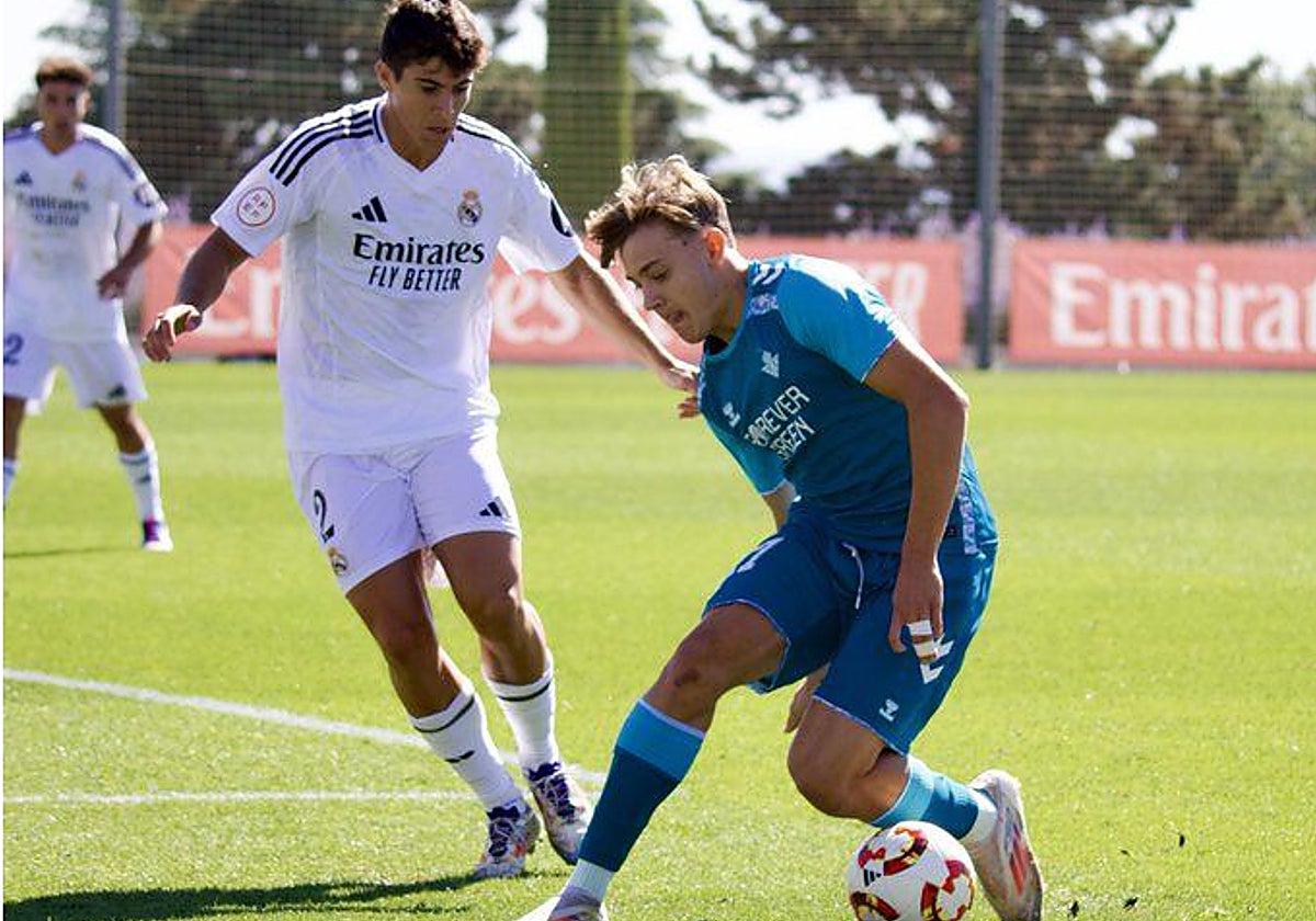 Jesús Rodríguez conduce el balón durante el Real Madrid Castilla-Betis Deportivo