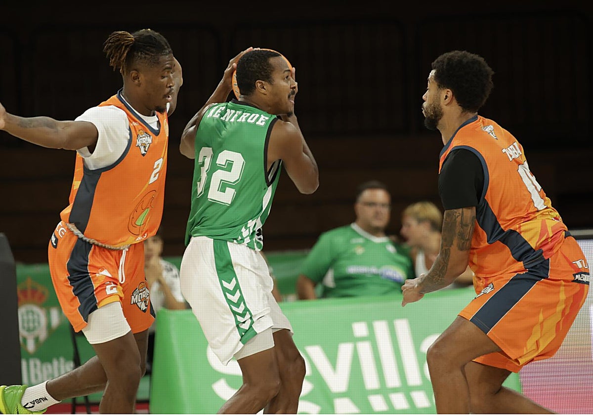 Renfroe, defendido por los jugadores Kouadio y Tamba, del Naturavia Morón