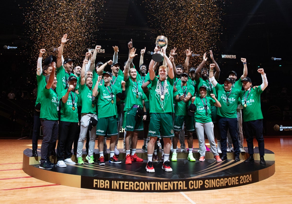 La plantilla del Unicaja celebra su triunfo