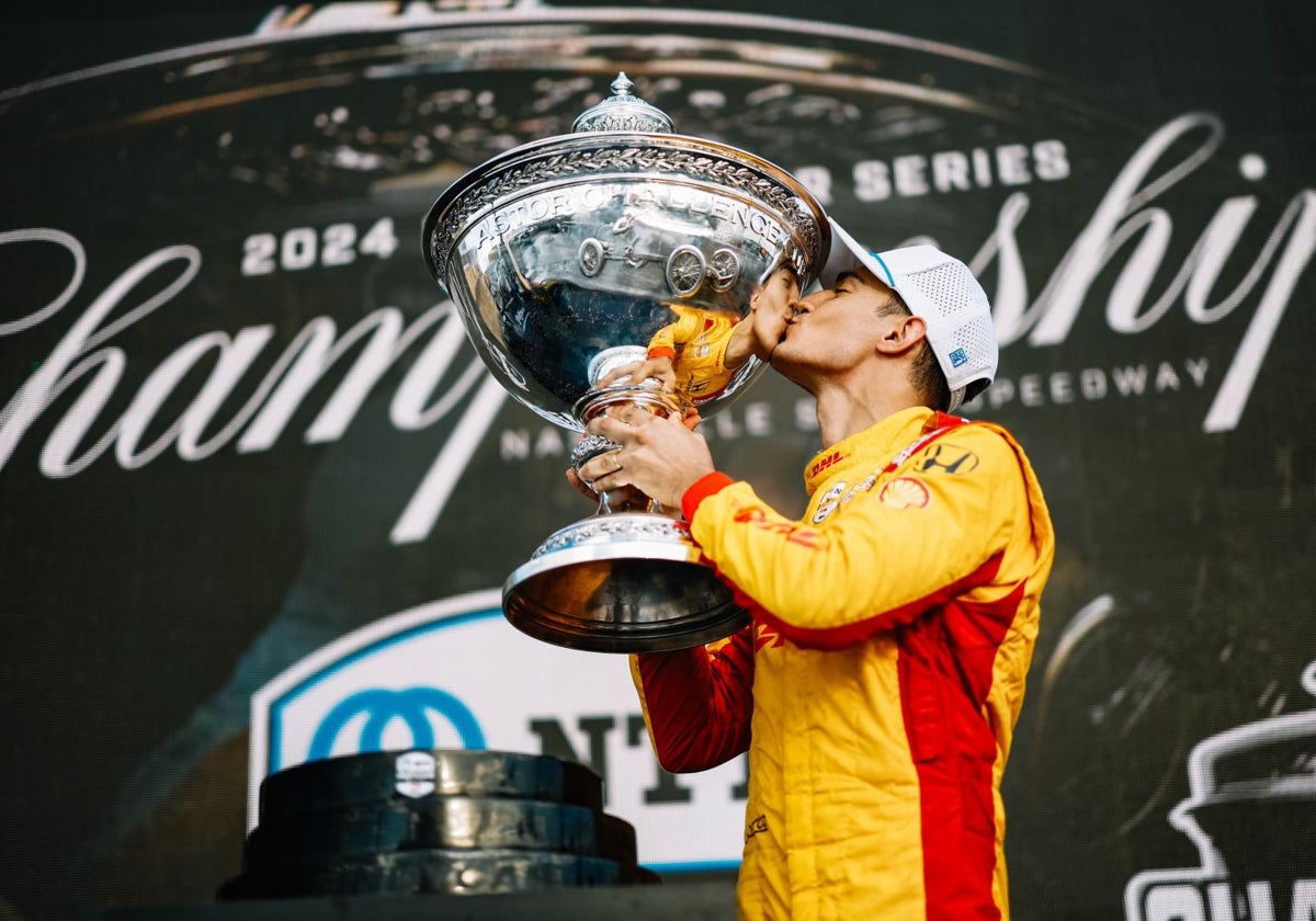 Álex Palou, con la Copa Astor de campeón de la IndyCar