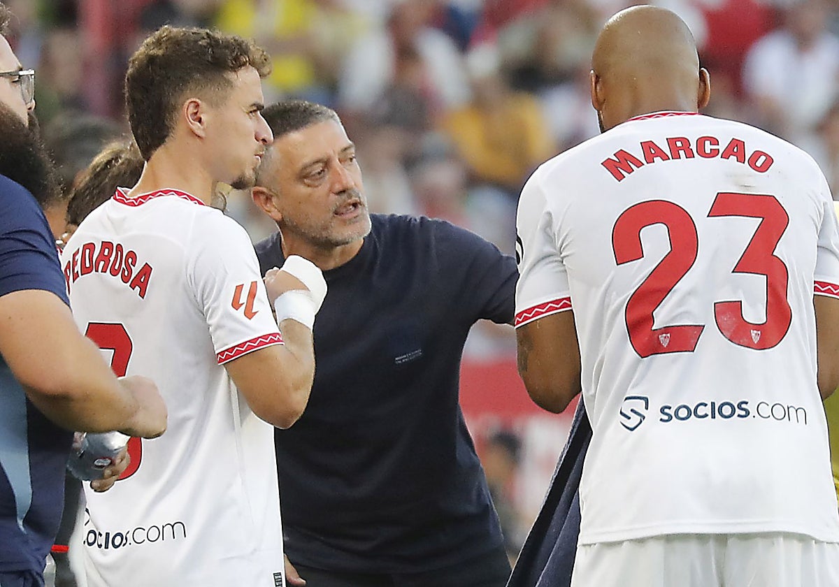 García Pimienta dando instrucciones a Pedrosa y Marcao en el Sevilla-Getafe