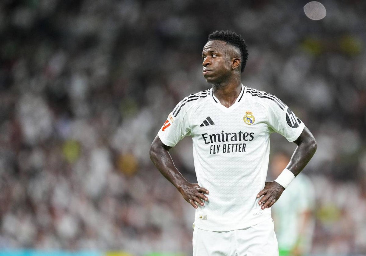 Vinicius durante el partido de liga contra el Betis en el Bernabéu