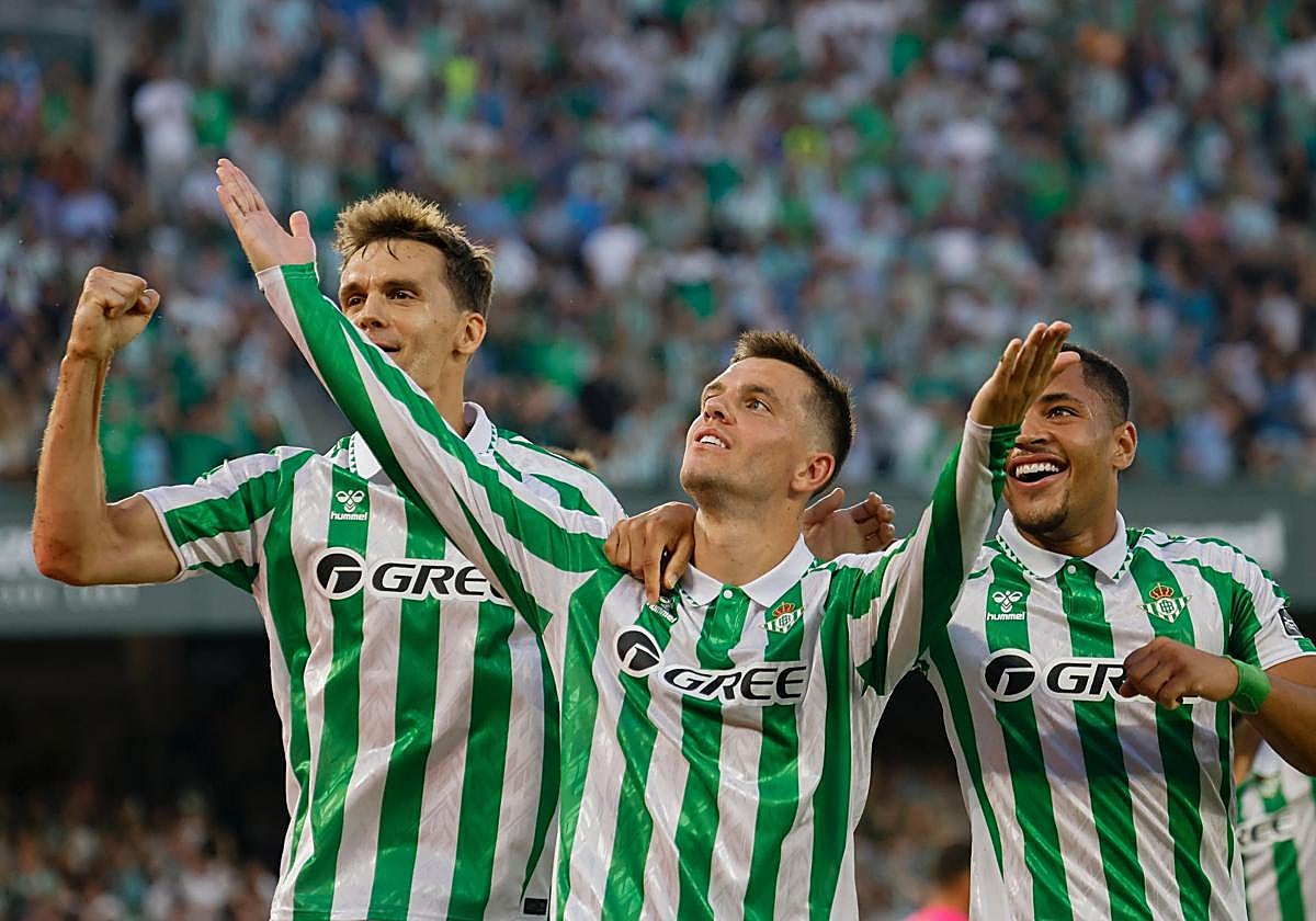 Lo Celso celebra junto a Llorente y Vitor Roque el 1-0 del Betis de penalti ante el Getafe