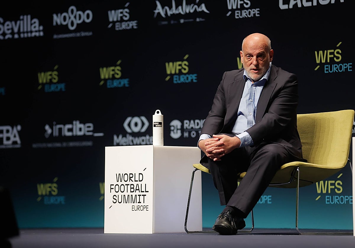 Javier Tebas atiende a los medios de comunicación a la salida de su ponencia este miércoles