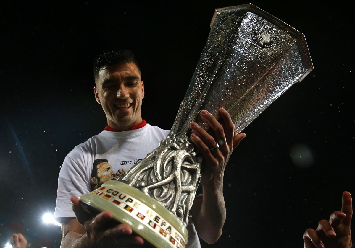 José Antonio Reyes celebra su título de la Europa League con el Sevilla FC