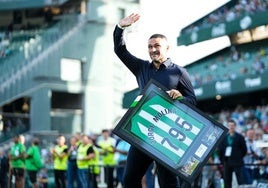 Jorge Molina recibe un homenaje en el Villamarín