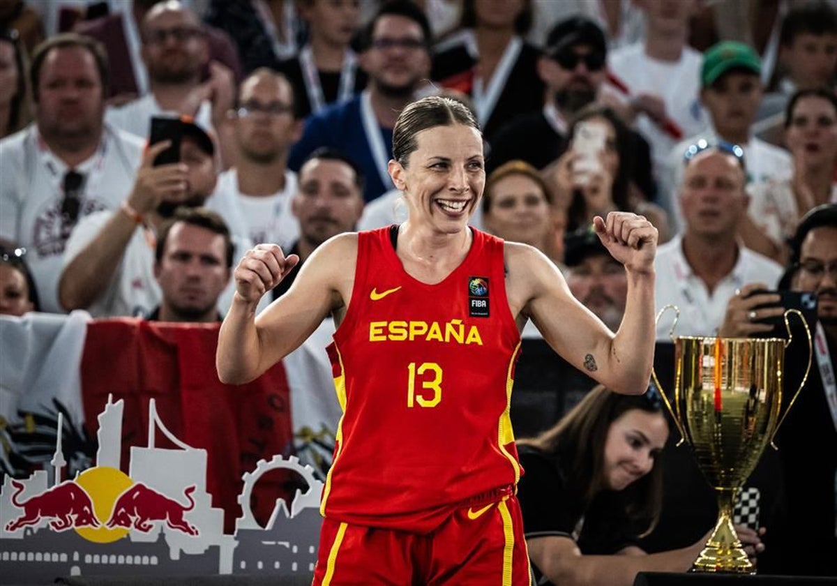 Ygueravide, junto al trofeo del campeonato de Europa de baloncesto 3x3