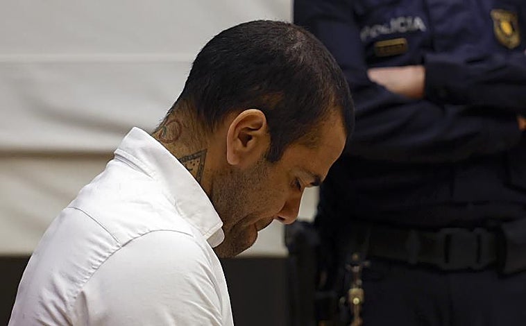 Imagen principal - Arriba, Dani Alves, en el banquillo de la Audiencia de Barcelona. Abajo a la izquierda, Rafa Mir, trasladado a los juzgados por la Guardia Civil. A la derecha, Víctor Rodríguez, de gris, uno de los ex del Arandina condenados por agresión sexual