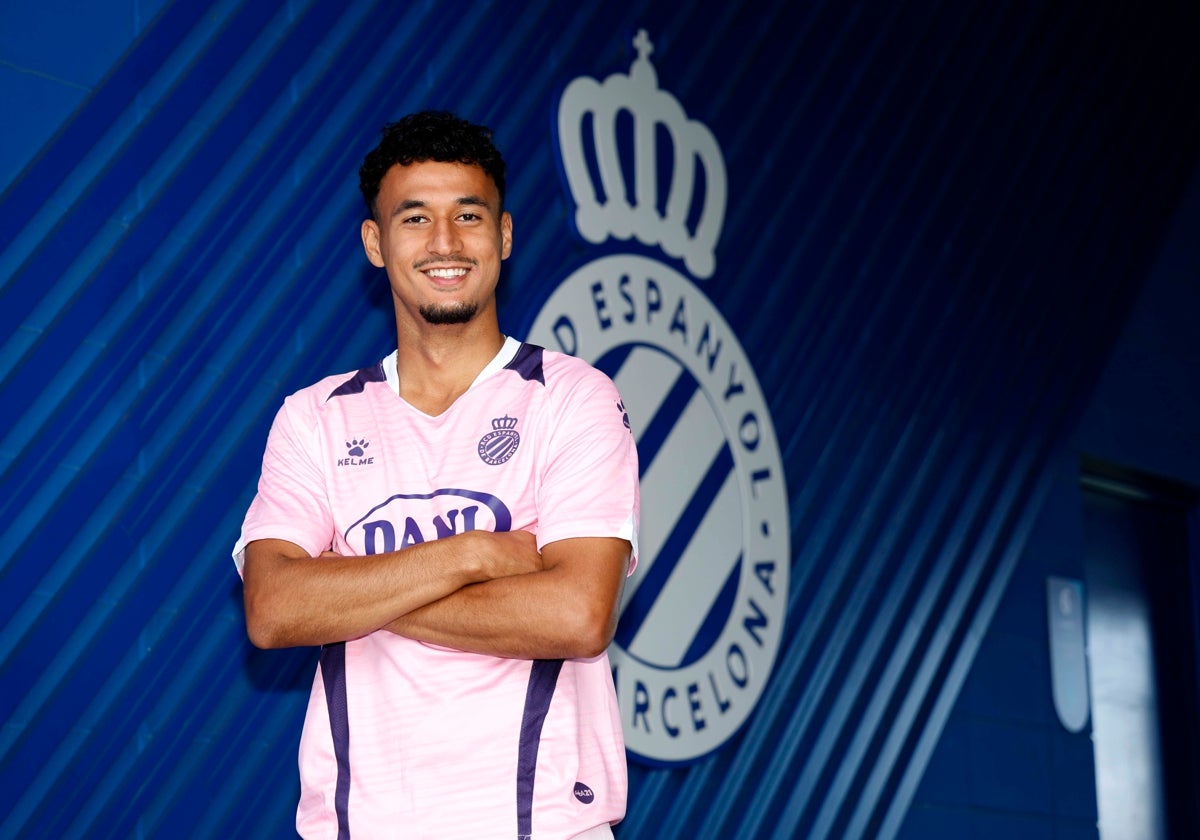 Omar posa junto al escudo del Espanyol para ABC