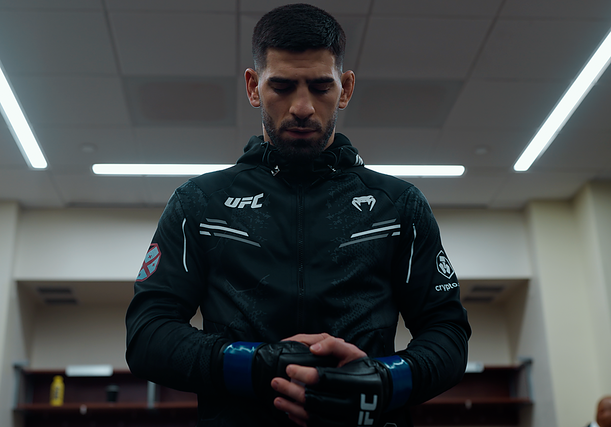 Ilia Topuria, concentrado, antes de salir a pelear en la UFC