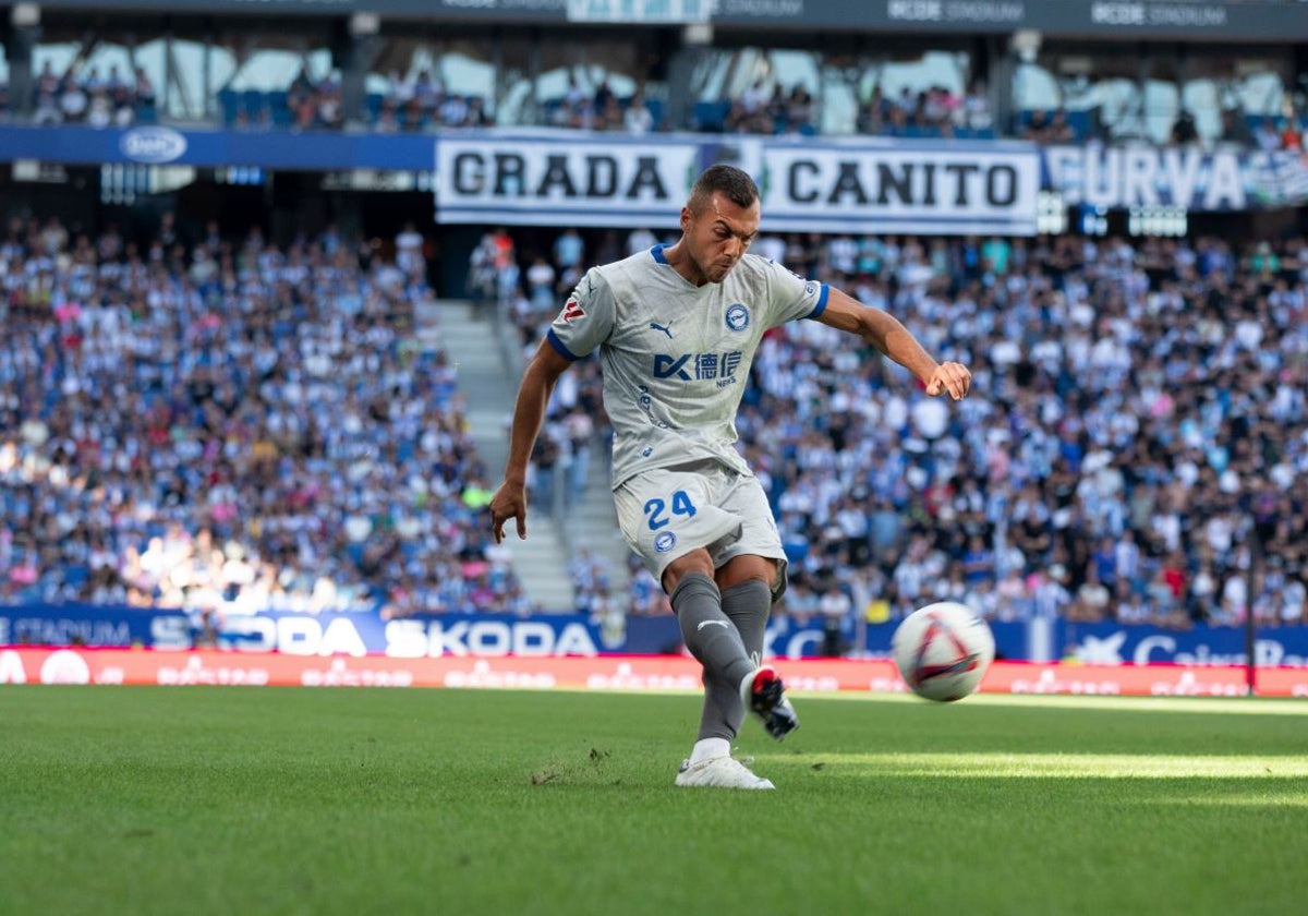 Joan Jordán jugando su primer partido con el Deportivo Alavés