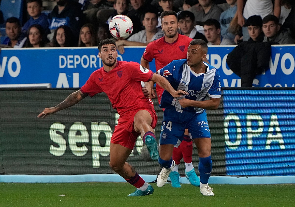 Isaac, junto a Jordán, en un lance del Alavés - Sevilla