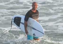 Muere un surfista tras golpearse la cabeza contra un poste del muelle y hundirse en el agua