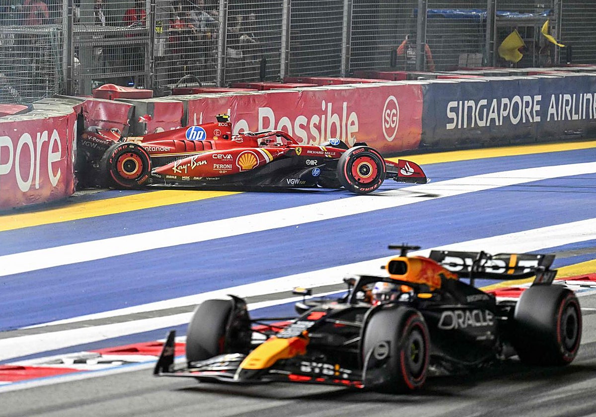 Verstappen pasa por delante del accidentado coche de Carlos Sainz durante la Q3