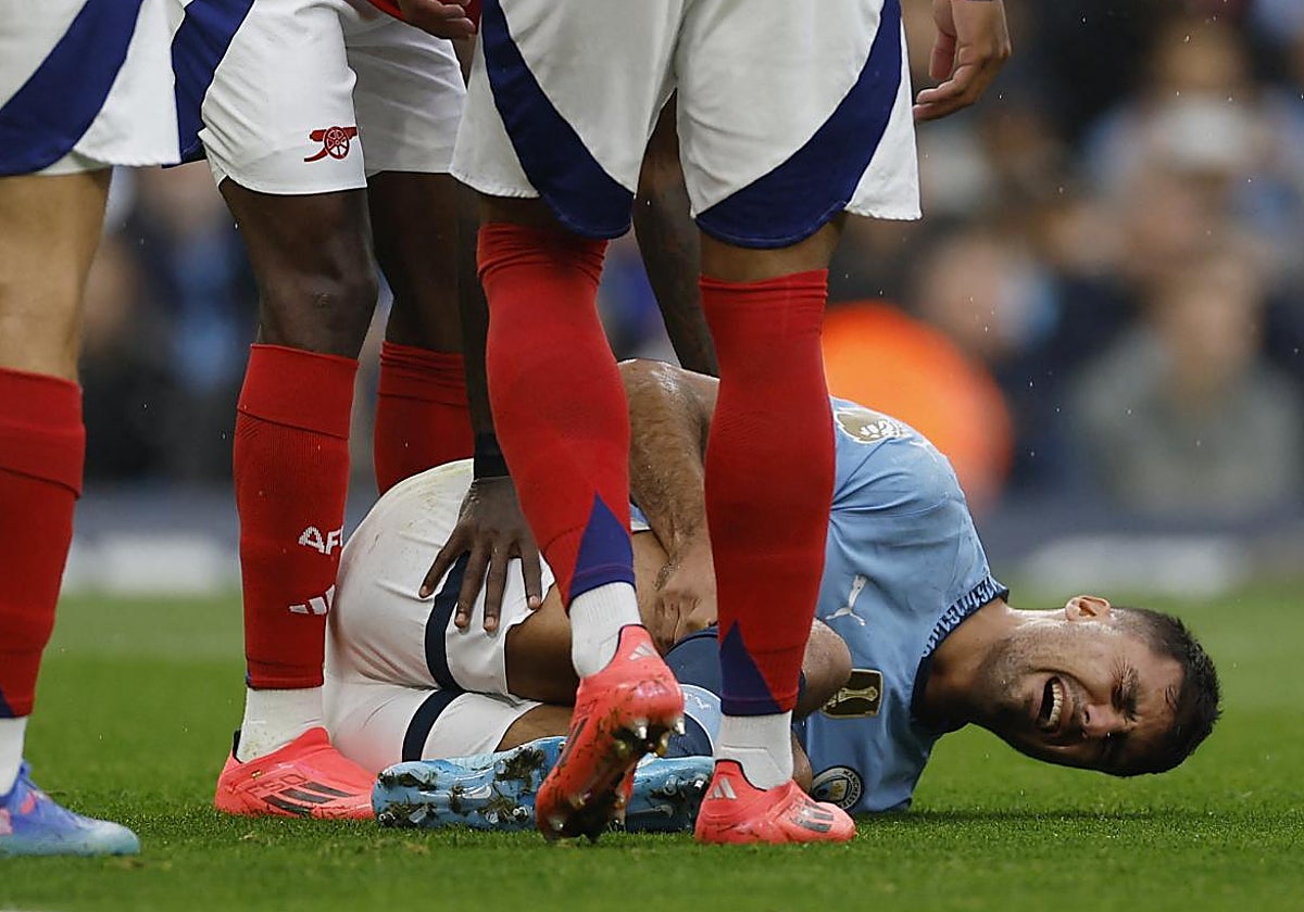Rodri se duele de la rodilla tras lesionarse durante el partido ante el Arsenal