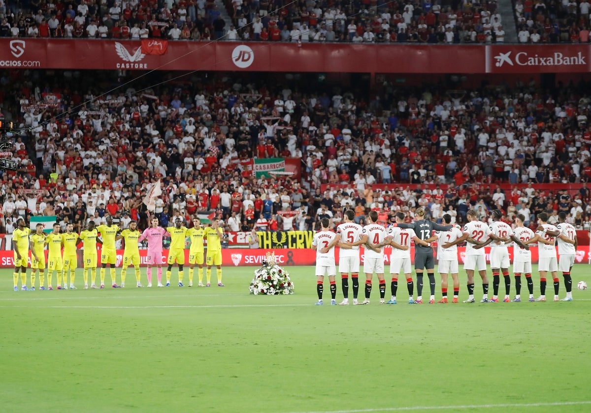 Minuto de silencio entre el Sevilla y el Villareal en el Sánchez-Pizjuán en la jornada 2ª de LaLiga