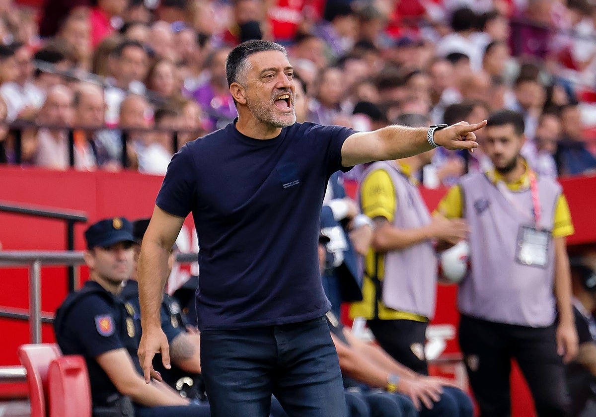García Pimienta, dando instrucciones durante el Sevilla - Valladolid