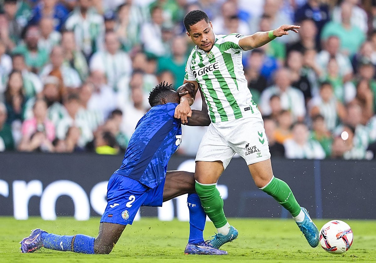 Vitor Roque pugna con Djené durante el Betis - Getafe