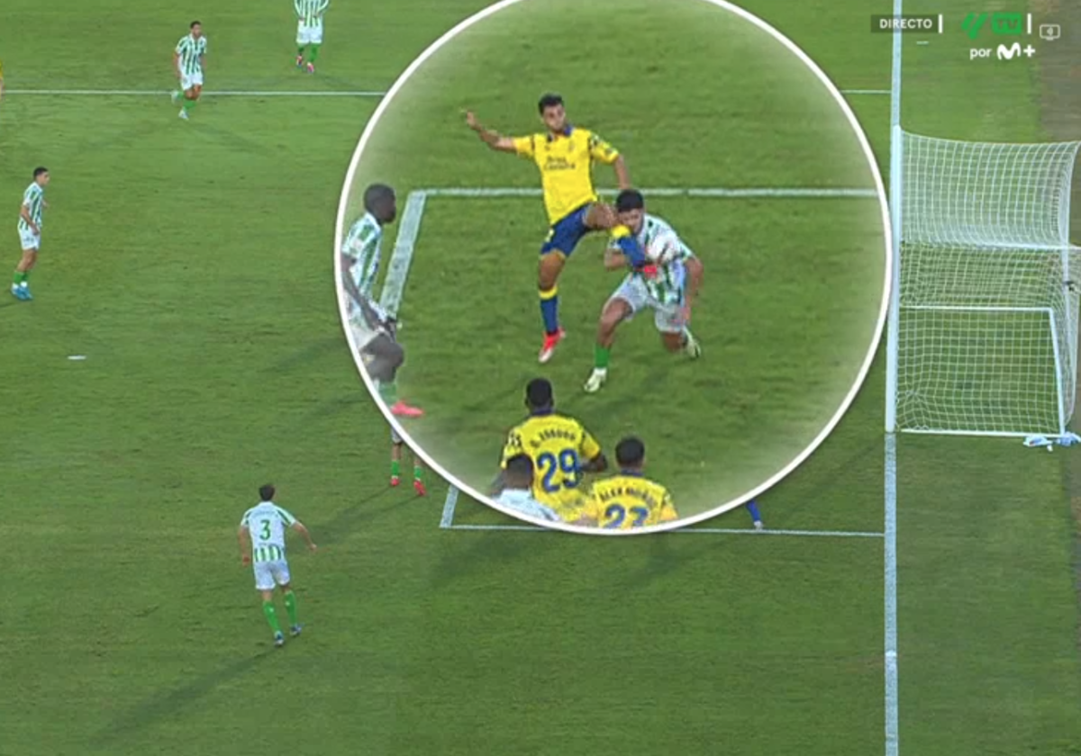 Lance tras el que el Betis reclamó penalti