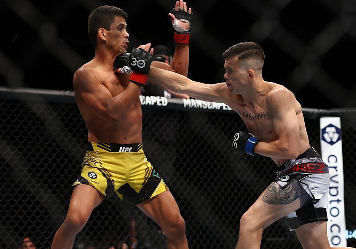 Dani Bárez conecta una derecha durante su debut en la UFC