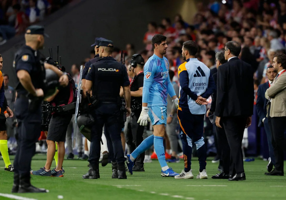 Courtois abandona el campo tras la suspensión