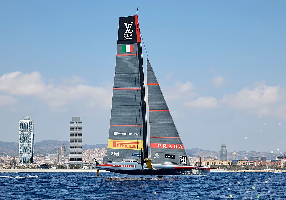 El Luna Rossa Prada Pirelli en plena batalla con el Ineos Brittania durante una regata