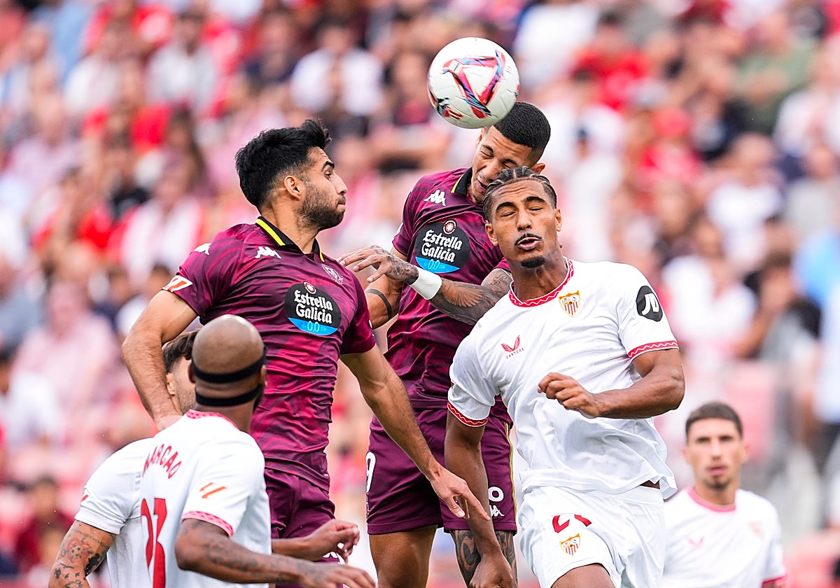 Badé y Marcao fueron la pareja de centrales ante el Valladolid en el Sánchez-Pizjuán