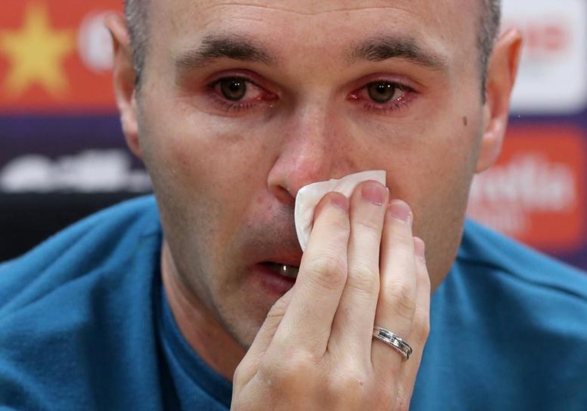 Iniesta trata de controlar su emoción