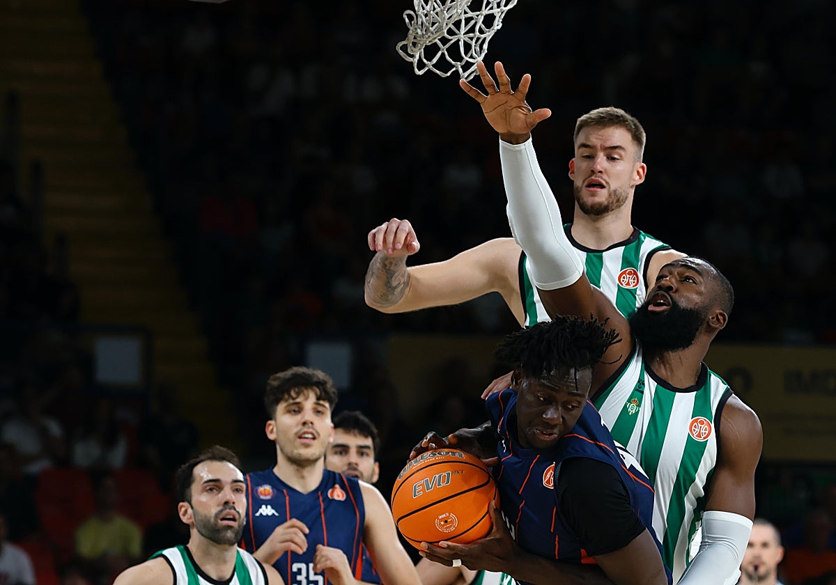 Thiam, del Tizona, capturando un rebote ante los verdiblancos Kasibabu y Radoncic