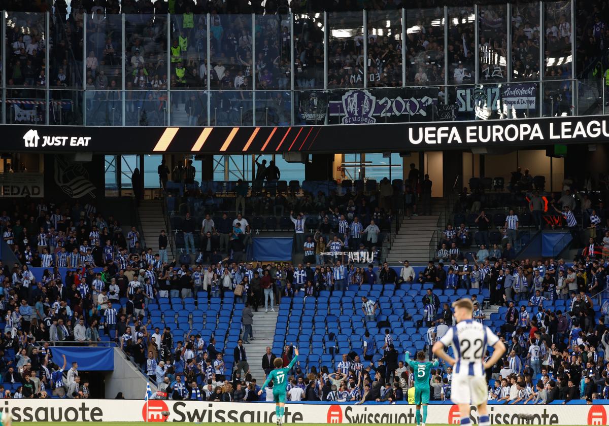 Imagen del sector de la grada donde estaban los hinchas del Anderlecht