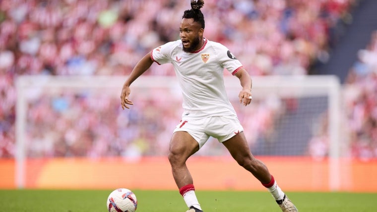 Ejuke se marcha en el partido del Sevilla ante el Athletic en San Mamés del pasado domingo