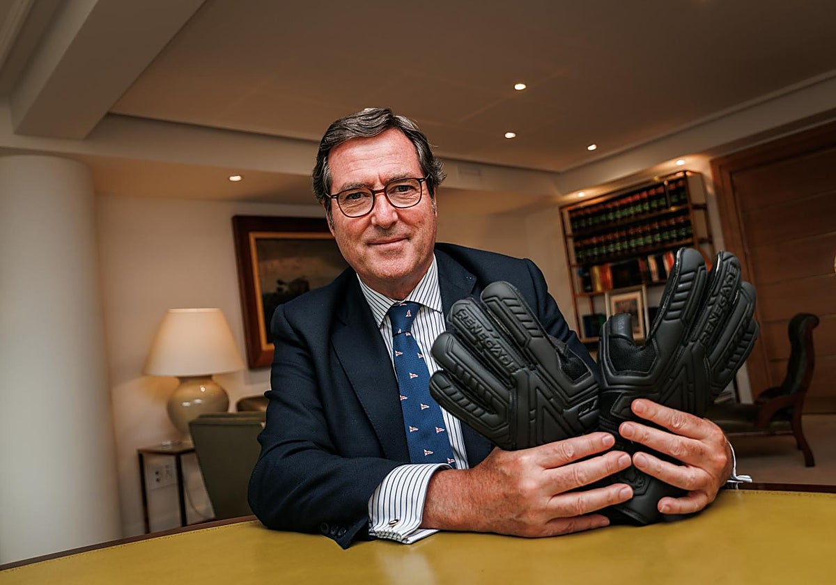 Antonio Garamendi, en su despacho de la CEOE, con guantes de guardameta