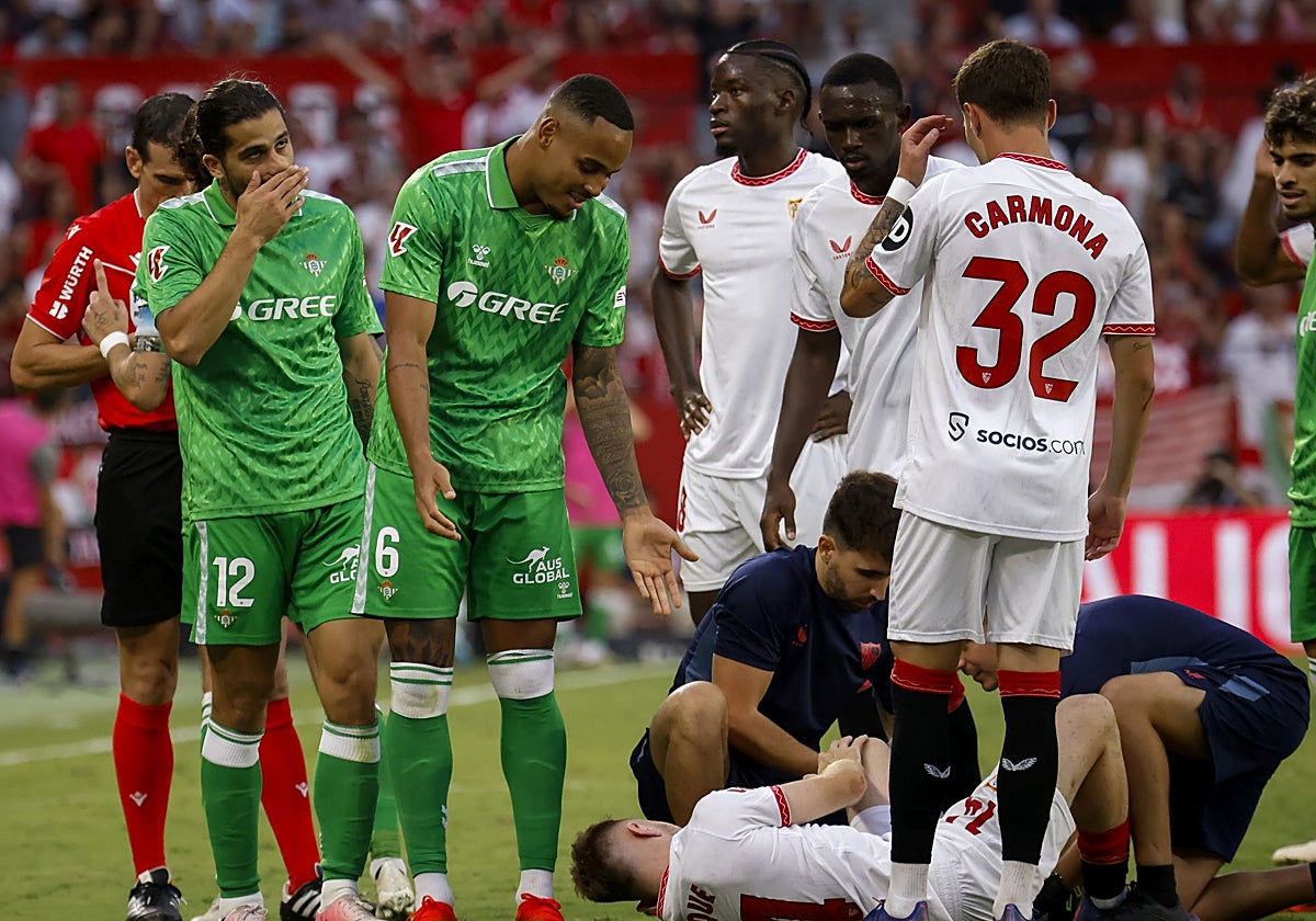 Natan se lamenta ante el dolor de Peque tras una falta pitada en su contra en el derbi Sevilla - Betis