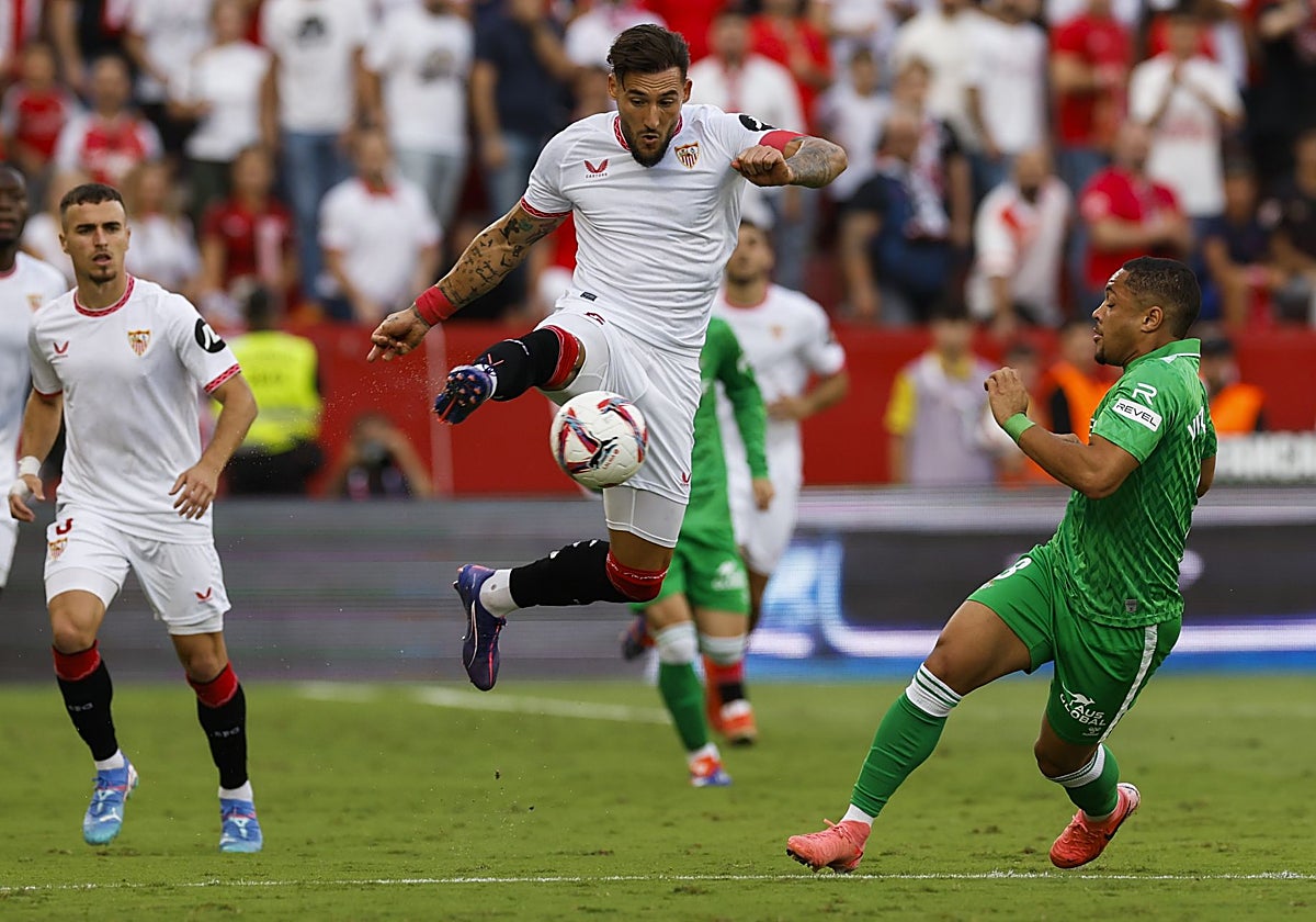 Gudelj y Vitor Roque, durante el Sevilla - Betis