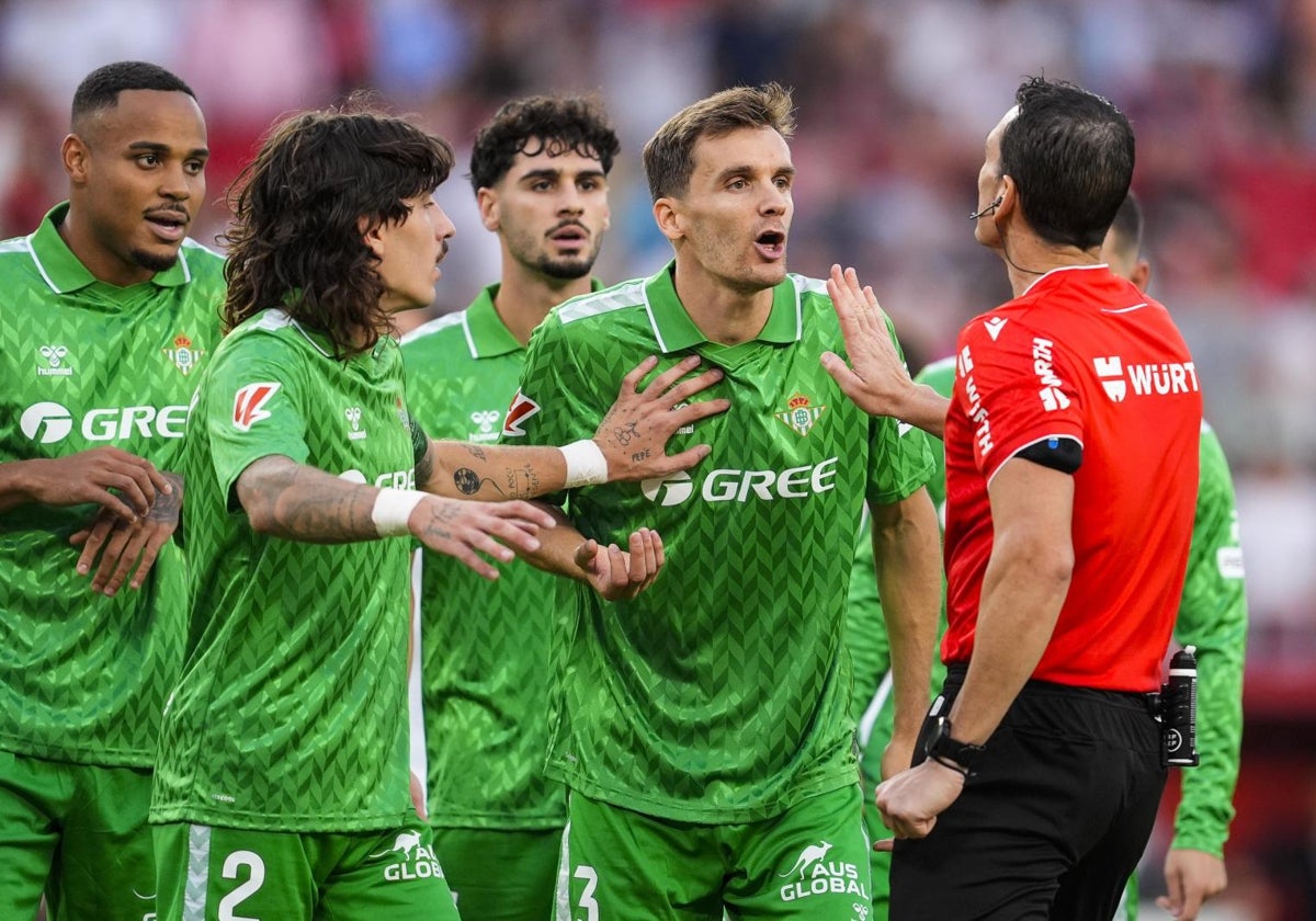 Los jugadores del Betis reclaman a Martínez Munuera el penalti por mano de Llorente