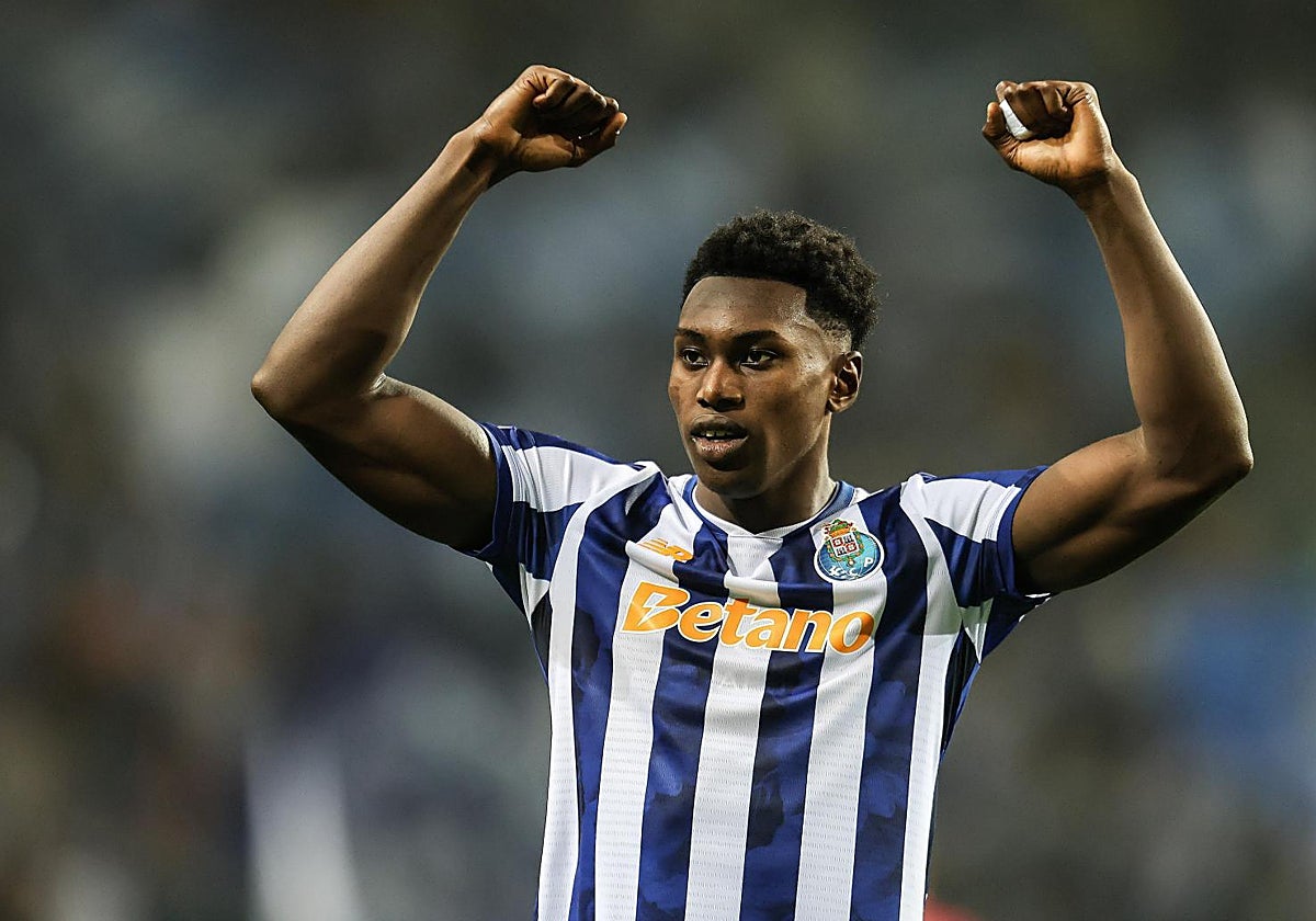 Samu Omorodion celebra uno de los dos goles que anotó en el Oporto-Manchester United