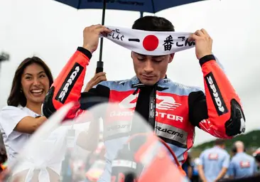 Piden el despido del piloto español Manu González por lucir un 'hachimaki'