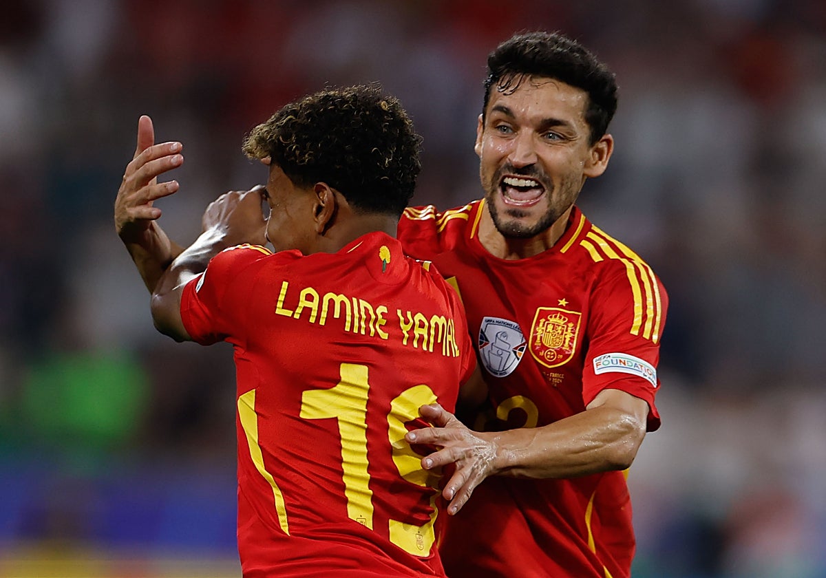 Jesús Navas abraza a Lamine Yamal durante la Eurocopa del pasado verano