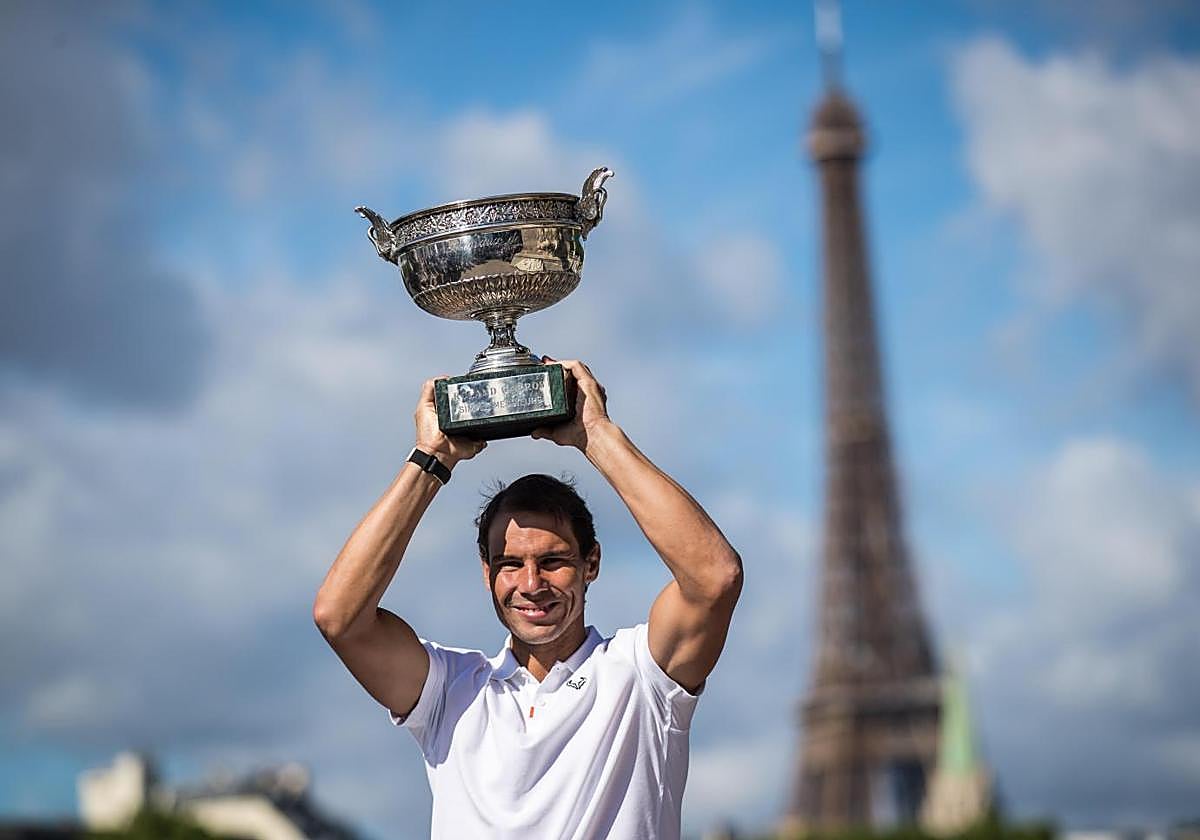 Rafa Nadal con su trofeo de Grand Slam junto a la Torre Eiffel tras ganar la final masculina del Abierto de Francia de tenis Roalnd Garros en París en 2022