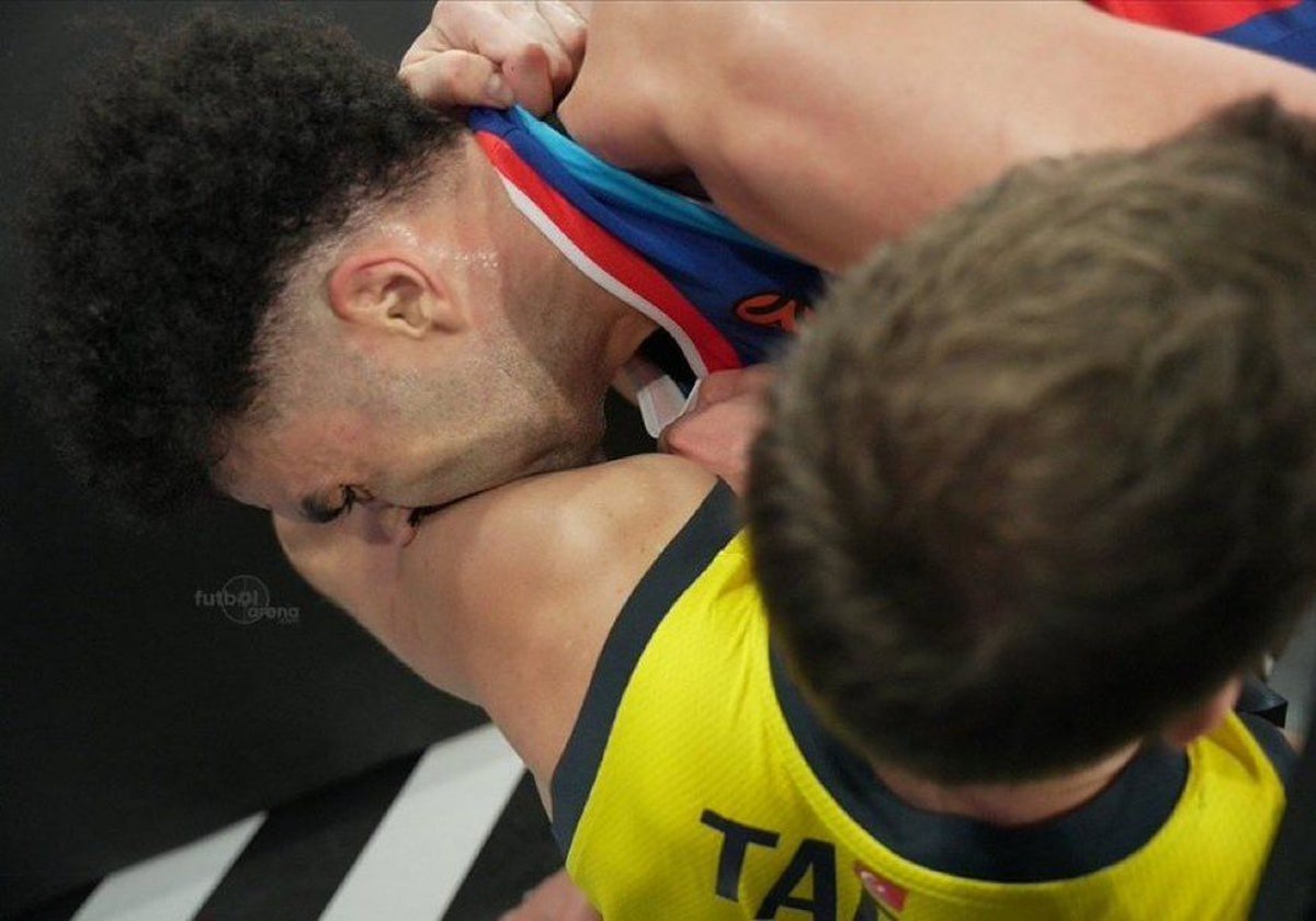 Bryant, en el momento del mordisco a Biberovic