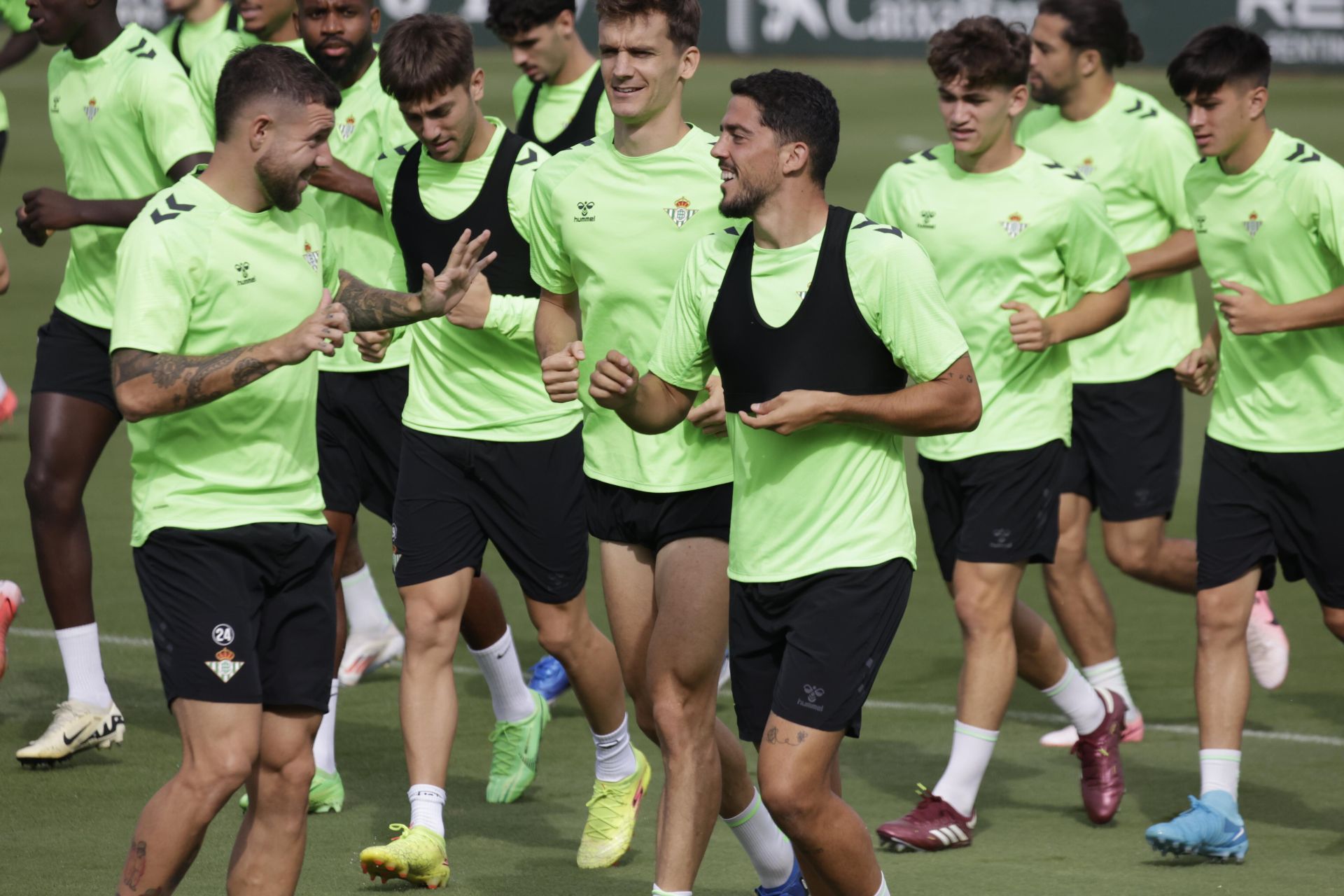 Fornals bromea con Aitor durante el entrenamiento del Betis