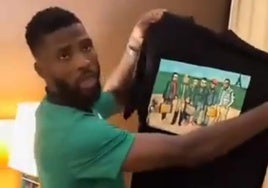 Iheanacho vende camisetas a sus compañeros de selección