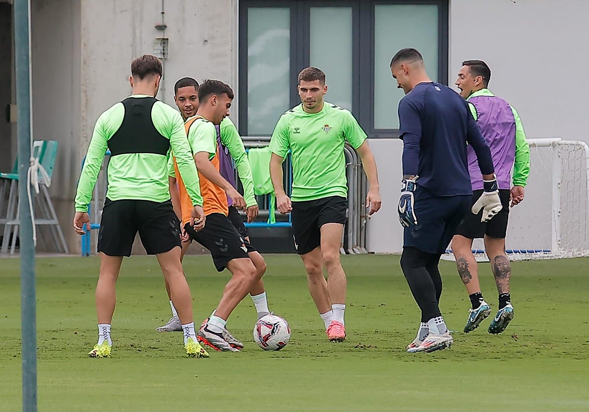 Perraud, en un rondo durante el entrenamiento del Betis en la ciudad deportiva Luis del Sol