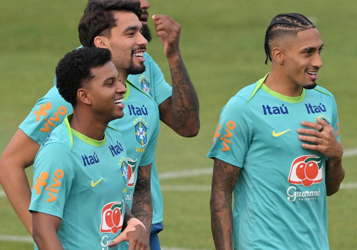 Rodrigo (Real Madrid), Paqueta (West Ham), y Raphinha (Barcelona), en un reciente entrenamiento con Brasil